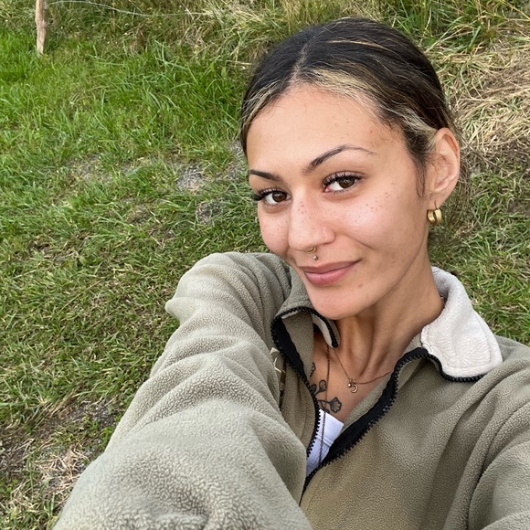 Meet your posher, Carylyne 🦋 - Picture 5 of 6